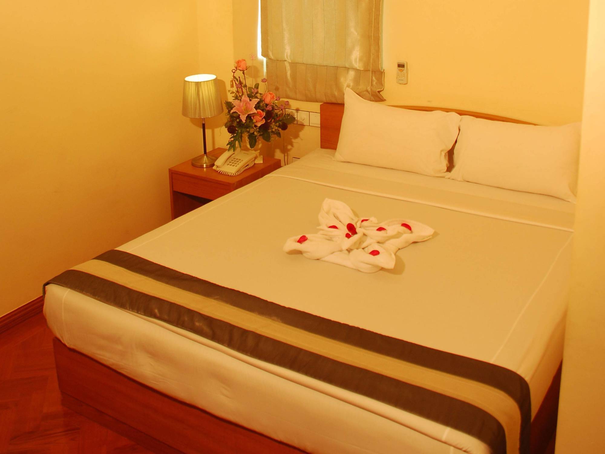 Pleasure View Hotel Yangon Bagian luar foto
