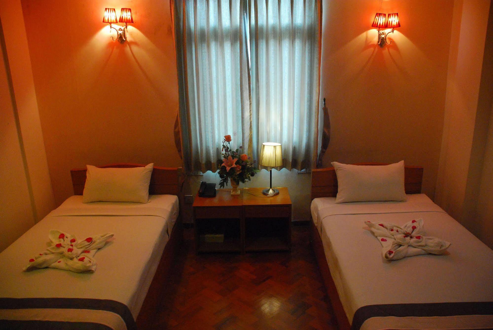 Pleasure View Hotel Yangon Bagian luar foto