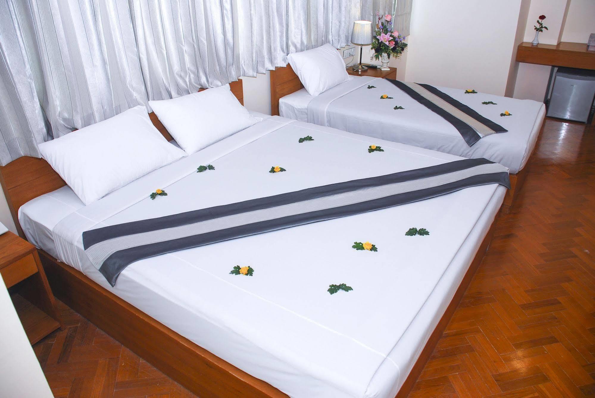 Pleasure View Hotel Yangon Bagian luar foto
