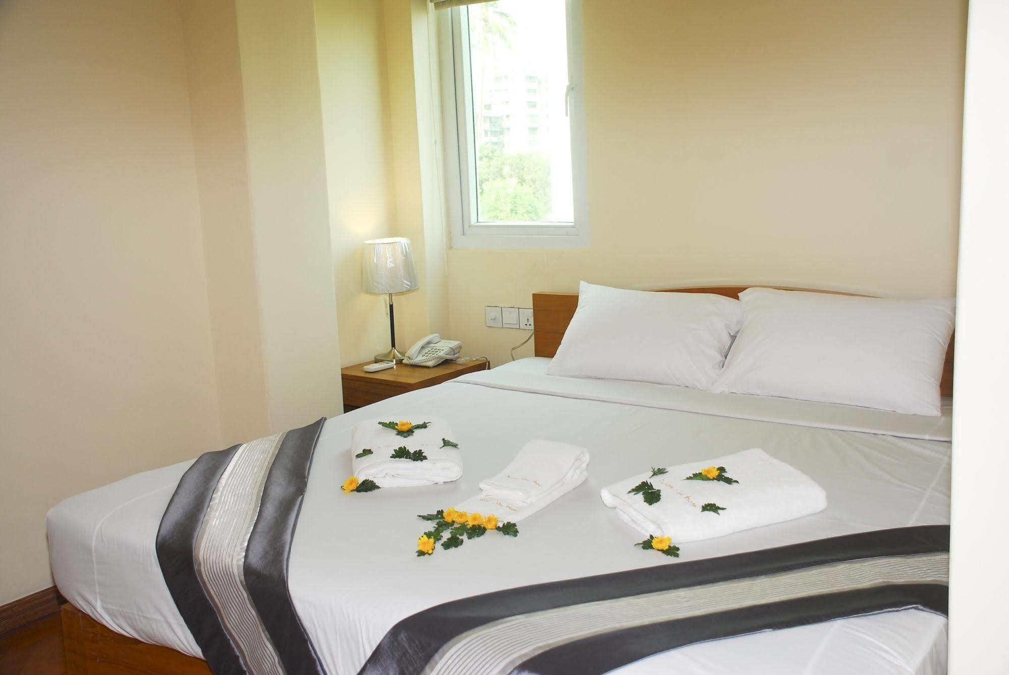 Pleasure View Hotel Yangon Bagian luar foto