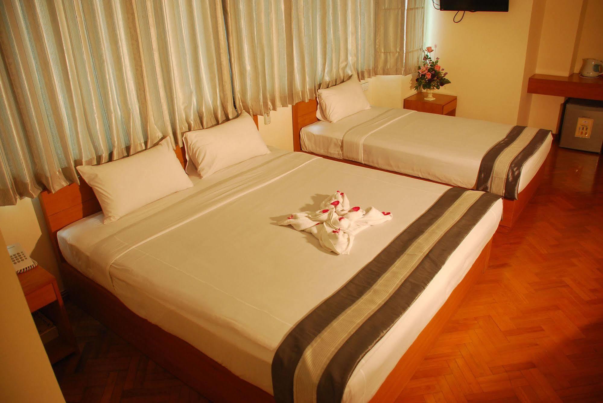 Pleasure View Hotel Yangon Bagian luar foto