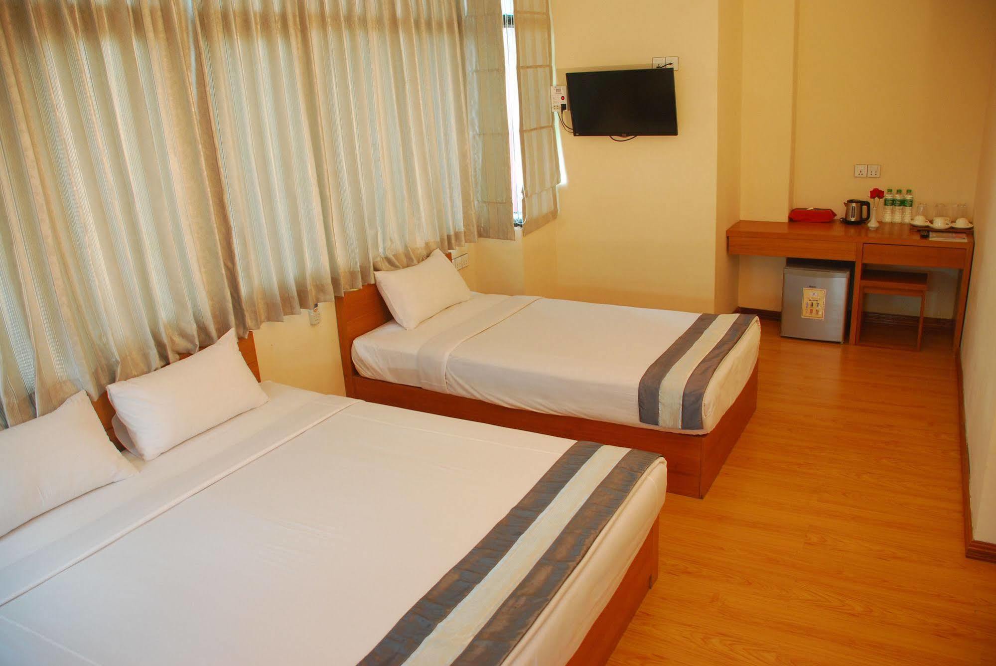 Pleasure View Hotel Yangon Bagian luar foto