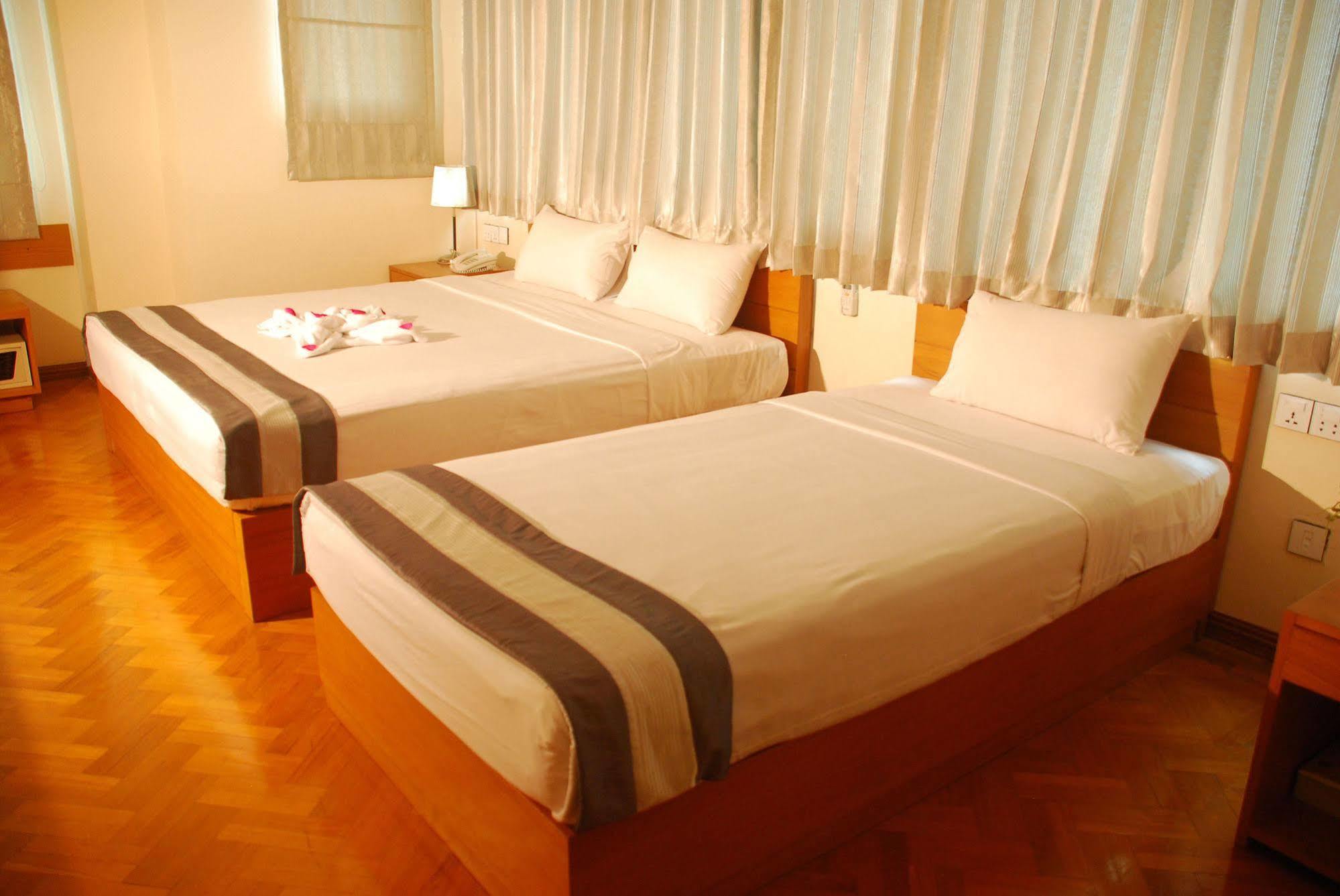 Pleasure View Hotel Yangon Bagian luar foto