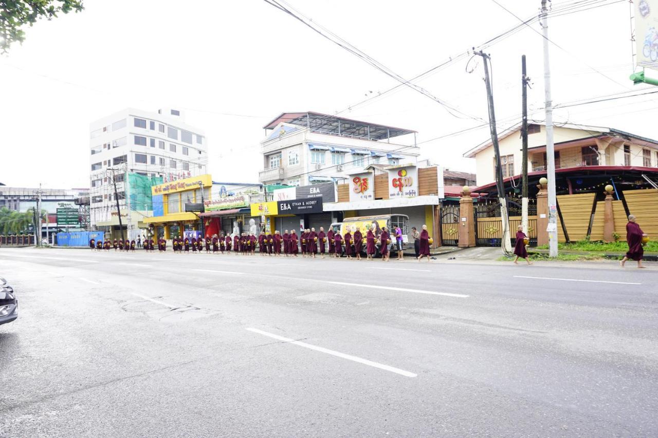 Pleasure View Hotel Yangon Bagian luar foto