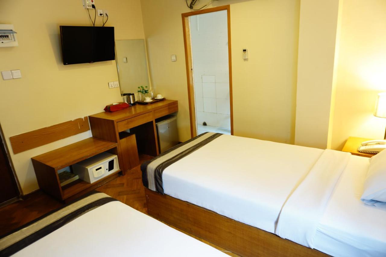 Pleasure View Hotel Yangon Bagian luar foto