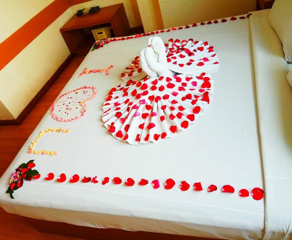 Pleasure View Hotel Yangon Bagian luar foto